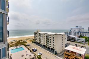大洋城Beachfront Ocean City Condo with Pool and Views!的享有海滩、建筑和海洋的空中景致