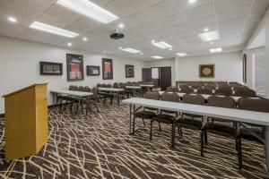 诺克斯维尔Red Roof Inn PLUS+ & Suites Knoxville West - Cedar Bluff的配有一排桌椅的房间