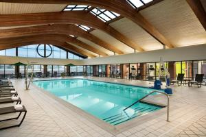 斯特灵华盛顿杜勒斯国际机场假日酒店的大楼内的大型游泳池