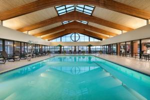 斯特灵华盛顿杜勒斯国际机场假日酒店的一个带木制天花板的大型游泳池