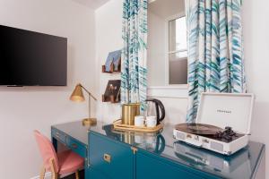 彭萨科拉Lily Hall的蓝色梳妆台、书桌和电视