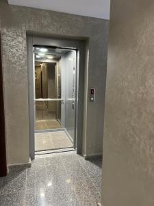 帕莫瑞斯塔玛托维之家旅馆的走廊,门通往带镜子的房间