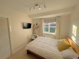 拉夫堡Cosy & Chic in great location near Loughborough Uni & East Midlands Airport的一间小卧室,配有床和窗户