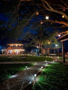奥莫阿Sunset Hut Hostel的夜间公园,草地上灯火通明