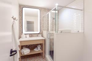 彭萨科拉Lily Hall的一间带水槽和镜子的浴室