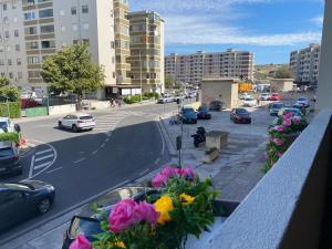 夸尔图-圣埃莱娜Casa vacanze “Dolce sosta”的城市街道上种满鲜花的阳台,街道上拥有建筑