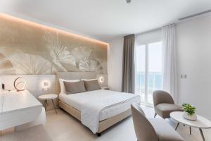 利多迪耶索罗米拉菲奥瑞酒店的一间卧室设有一张床和一个大窗户