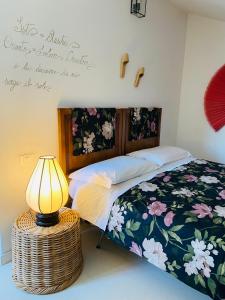 圣焦万尼泰亚蒂诺阿尔沃洛住宿加早餐旅馆的一间卧室配有一张床和一张带台灯的桌子
