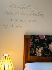圣焦万尼泰亚蒂诺阿尔沃洛住宿加早餐旅馆的卧室,墙上挂有床标牌