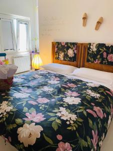 圣焦万尼泰亚蒂诺阿尔沃洛住宿加早餐旅馆的一间卧室配有一张带花卉床罩的大床
