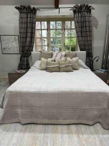 South CadburyNew luxury self-contained studio的卧室内的一张带枕头的大床