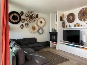 拉戈阿CaLoura 76的带沙发和平面电视的客厅