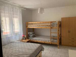 帕格Apartmani Fijan的一间卧室配有两张双层床。