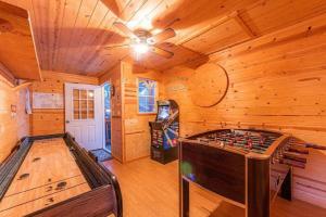 佩森Cabin #1 Buffalo Herd -Pet Friendly - Sleeps 6 - Playground & Game Room的小屋内带桌上足球的房间