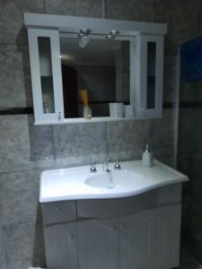 西波列蒂Departamento Balcarce的浴室设有白色水槽和镜子
