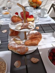 蒙德罗Clio's House - Mondello的餐桌上放着糕点和甜点