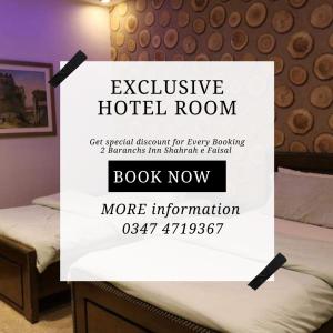 卡拉奇Hotel Inn PECHS的一张酒店客房的标志,带一张床