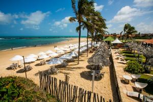 尼西亚弗洛雷斯塔Sua Cobertura no Tabatinga Beach Resort com a Prosper的海滩上设有遮阳伞和椅子,还有大海