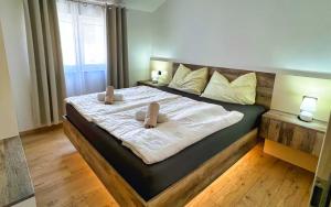 特里班Plavi Val Apartments的一间卧室配有一张大床和两个枕头