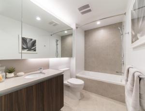 格伦代尔Spacious, Private, Modern 4 Bedroom House Plus Game Room的浴室配有盥洗盆、卫生间和浴缸。