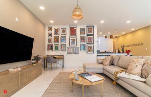 墨西哥城Goldsmith by Kukun的带沙发和平面电视的客厅