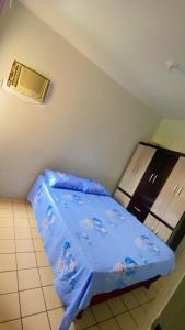 马塞约Shangrila 2的一间小卧室,配有一张带蓝色棉被的床