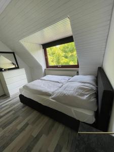不来梅港Ferienwohnung in Bremerhaven的一间卧室设有一张大床和窗户