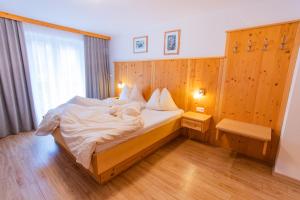 拉姆绍达赫斯坦贝格尔霍夫木屋的一间卧室设有一张带木墙的大床