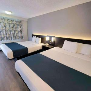 安纳海姆阿纳海姆大门6号汽车旅馆的酒店客房设有两张床和窗户。