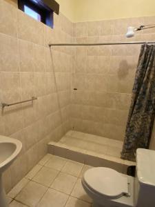 危地马拉Hotel Malybu的带淋浴、卫生间和盥洗盆的浴室