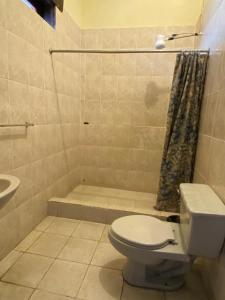 危地马拉Hotel Malybu的一间带卫生间和水槽的浴室