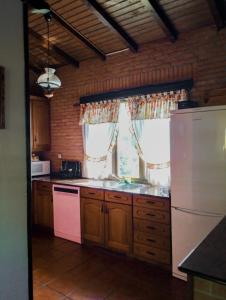 Santa AnaBasoeta的厨房配有白色冰箱和窗户。