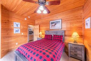 佩森Cabin#2 Elk Hallow - Pet Friendly - Sleeps 6 - Playground & Game Room的一间卧室配有一张床和吊扇