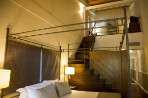 厄尔-汝姆披多努弗波提尔高尔夫酒店的一间带床和螺旋楼梯的房间