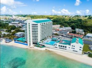 塔穆宁Alupang Beach Tower, UPGRADED units的海滩上酒店空中景色