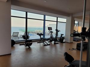 北马马亚-讷沃达里NorthBay Sunrise View - Infinity Pool & Spa Resort的享有海景的空健身房