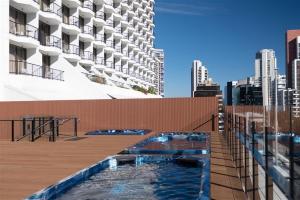 黄金海岸Designer Suites - Versace On View的建筑物屋顶上的游泳池