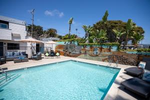 拉古纳海滩Art Hotel Laguna Beach的一个带椅子的游泳池以及一座房子