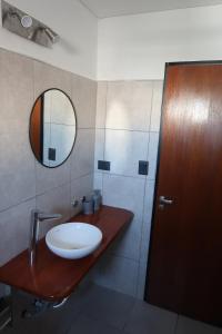 圣罗莎Pueyrredon 440的一间带水槽和镜子的浴室