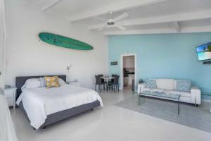 蒙托克漂流木海上度假酒店的卧室配有一张床,墙上设有冲浪板
