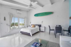 蒙托克漂流木海上度假酒店的卧室配有一张床,墙上设有绿色冲浪板