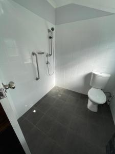 奥福德Orford Prosser Holiday Units的白色的浴室设有卫生间和淋浴。