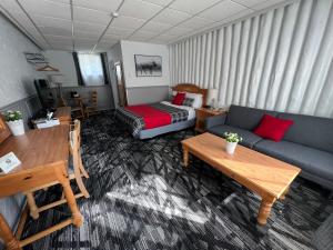 沃瓦神秘岛汽车旅馆 的客厅配有沙发和1张床