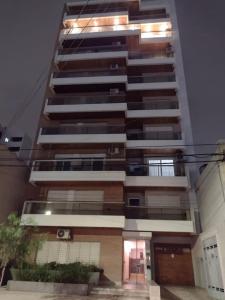 里奥夸尔托Departamentos modernos en Rio Cuarto Yrigoyen的一座高高的公寓楼,灯火通明