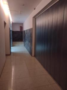 里奥夸尔托Departamentos modernos en Rio Cuarto Yrigoyen的一条空走廊,走廊长为一横横横的长度