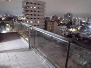 里奥夸尔托Departamentos modernos en Rio Cuarto Yrigoyen的阳台,晚上可欣赏到城市景观