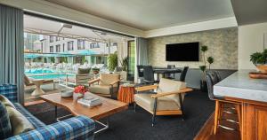 圣地亚哥圣地亚哥彭德里酒店的带电视的客厅和游泳池。