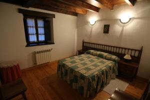 CuñabaAlojamiento Rural Casa La Mata.的一间卧室配有一张床、一张桌子和一个窗户。