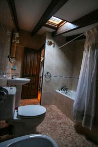 CuñabaAlojamiento Rural Casa La Mata.的一间带卫生间和水槽的浴室