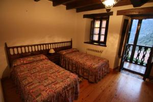 CuñabaAlojamiento Rural Casa La Mata.的一间带两张床的卧室,位于带窗户的房间内